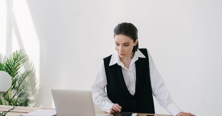 Checklist em prancheta ao lado de laptop e anotações, pronto para revisão final antes da submissão