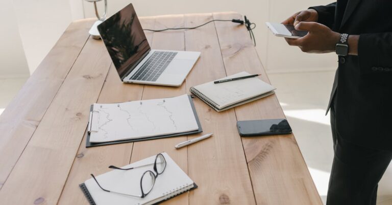 Prancheta com checklist e documentos digitalizados sobre mesa, visão superior