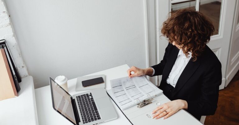 Documentos acadêmicos e checklist sobre mesa, incluindo histórico e diploma digitalizados