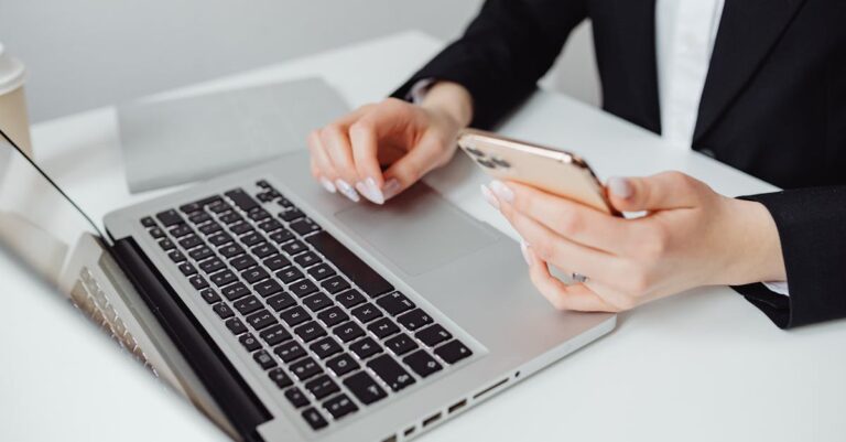 Mãos digitando inscrição online em laptop, com formulário aberto e documentos ao lado.