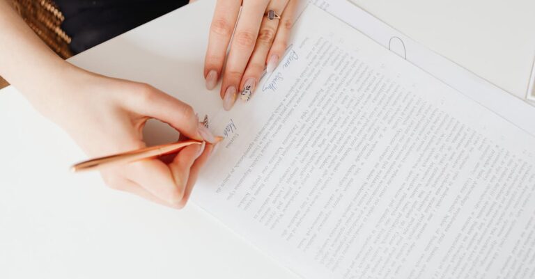 Mãos segurando documentos e checklist em escritório universitário, sugerindo protocolo formal