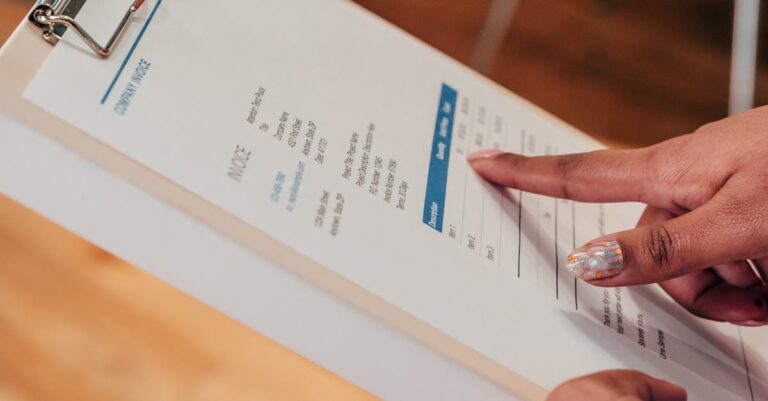 Mão apontando para uma matriz de decisão em clipboard com checklist e laptop ao lado.