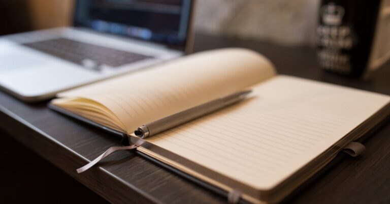 Mesa de estudo com livros, anotações e plano de estudo para prova e defesa de equivalência