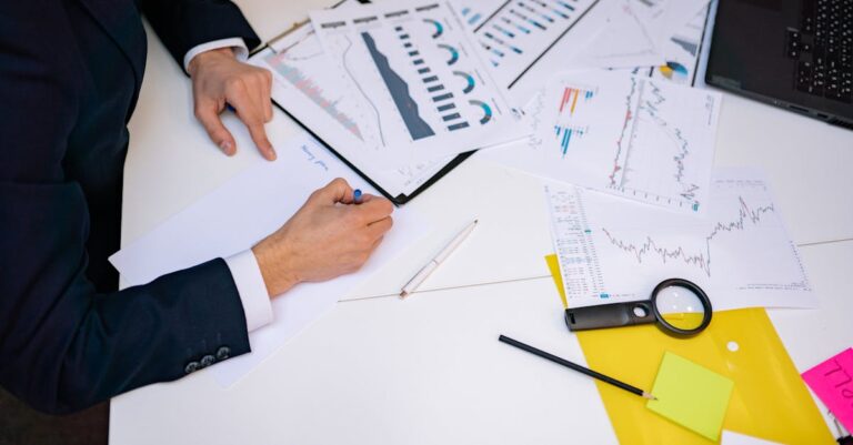 Mãos apontando para planilha e gráficos em tela, evidenciando análise da qualidade dos dados.