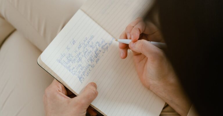 Mãos escrevendo rascunho com linhas riscadas e notas à mão, foco em avanço sem editar