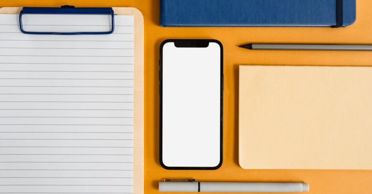 Checklist e caderno sobre mesa, visto de cima, com caneta pronta para anotar progresso rápido