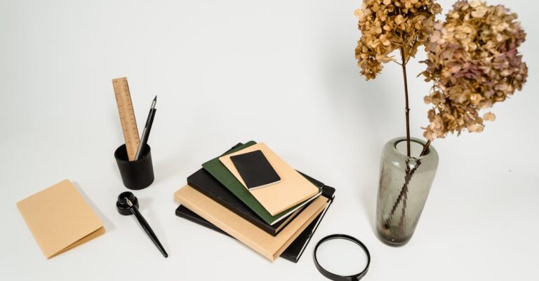 Prancheta com documento impresso, pilha de papéis, caneta e óculos em vista de cima