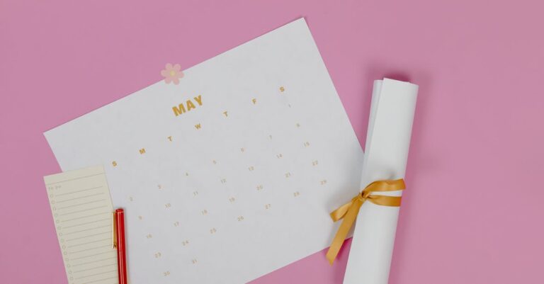 Calendário com data circulada e planner organizado com post-its