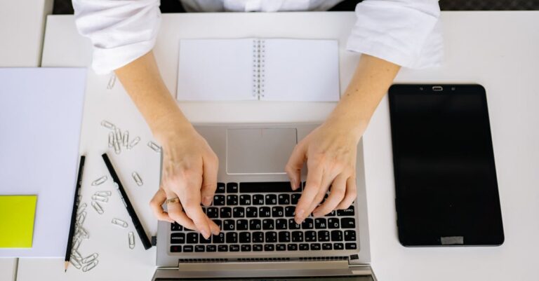 Mesa com laptop, rascunho de cover letter e checklist impresso, indicando passos de submissão.
