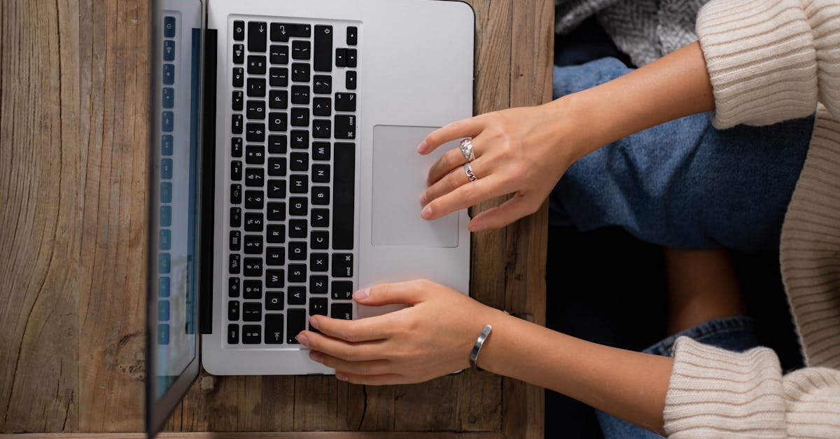 mãos sobre laptop, calendário e checklist com documentos para candidatura internacional
