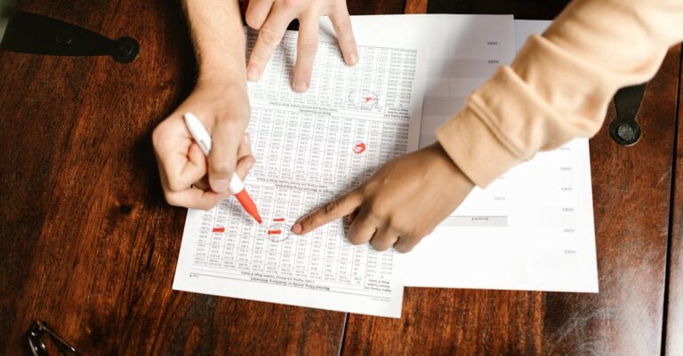 Mãos apontando para checklist com itens marcados em vermelho, evidenciando erros comuns
