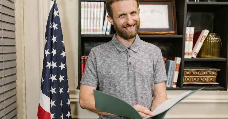 Documentos e regulamentos do PPG ao lado de laptop com página institucional aberta