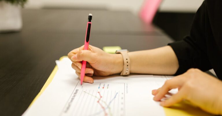 Papéis com gráficos e anotações em mesa e mãos destacando resultados e comparações.