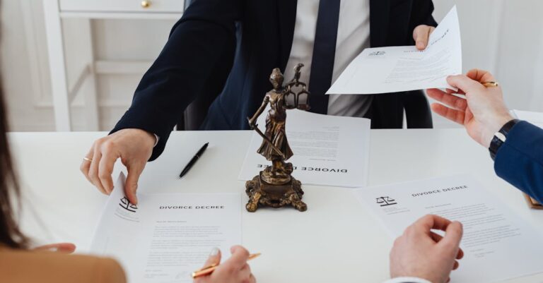 Mãos assinando contrato acadêmico sobre mesa com documentos, simbolizando riscos e cláusulas a proteger.