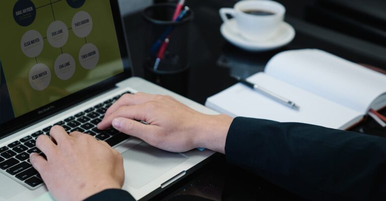 Tela com código e gráficos enquanto mãos preparam arquivos de dados e notas