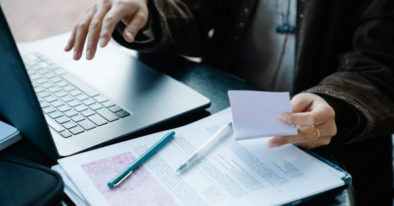 Mãos anotando em caderno durante evento científico, com crachá e notas de follow‑up