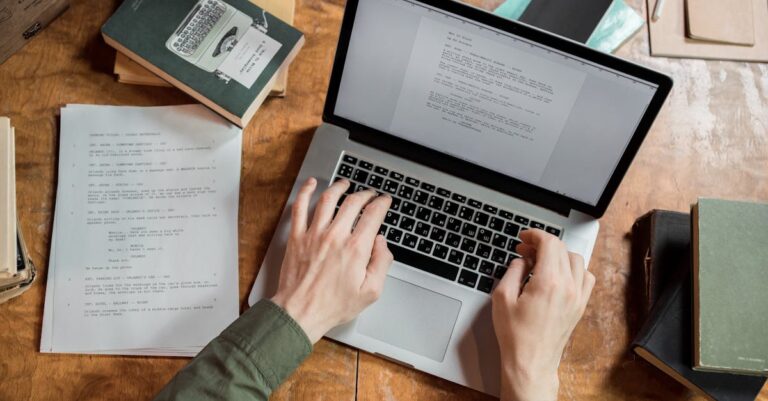 Autor revisando manuscrito no laptop com tabela de resultados visível na tela