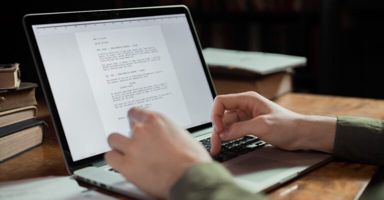 Tela de laptop com script e tabela de dados abertos, mãos ao teclado