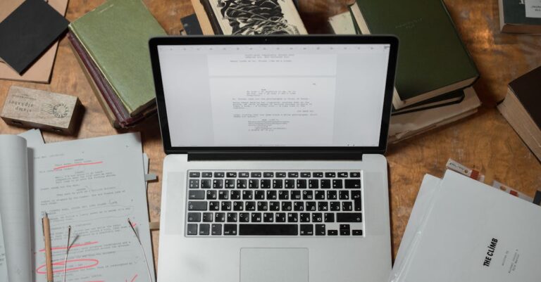 Laptop mostrando PDF de anteprojeto com páginas impressas e checklist ao lado