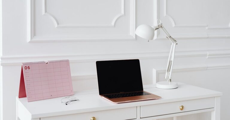 Mesa com laptop, pastas organizadas e calendário indicando planejamento de submissão