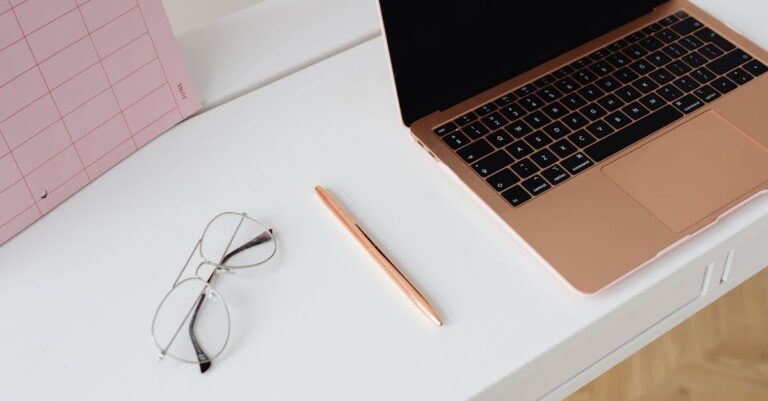 Calendário com prazo marcado e laptop com formulário de submissão, simbolizando prazos e passos