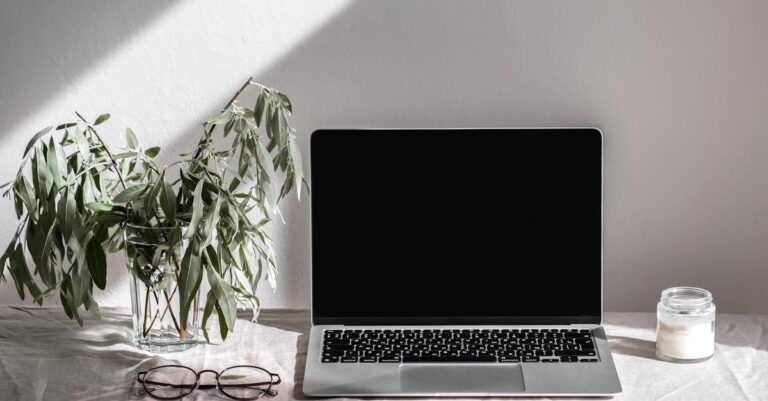 Prancheta com checklist ao lado de laptop e PDFs organizados, pronta para a checagem final antes do envio