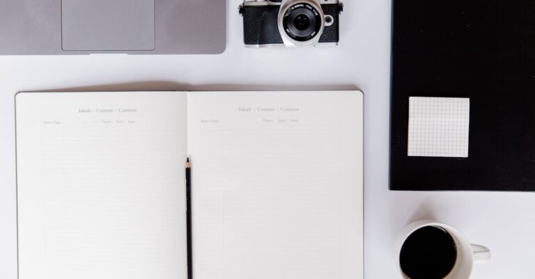 Páginas impressas do trabalho ao lado de laptop com editor de texto, prontas para revisão