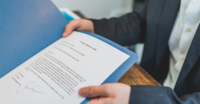Mãos segurando checklist e smartphone sobre mesa com documentos, sugerindo escalonamento e recurso institucional