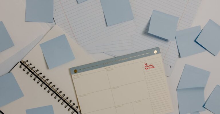 Planner e checklist com calendário e post‑its indicando prazos