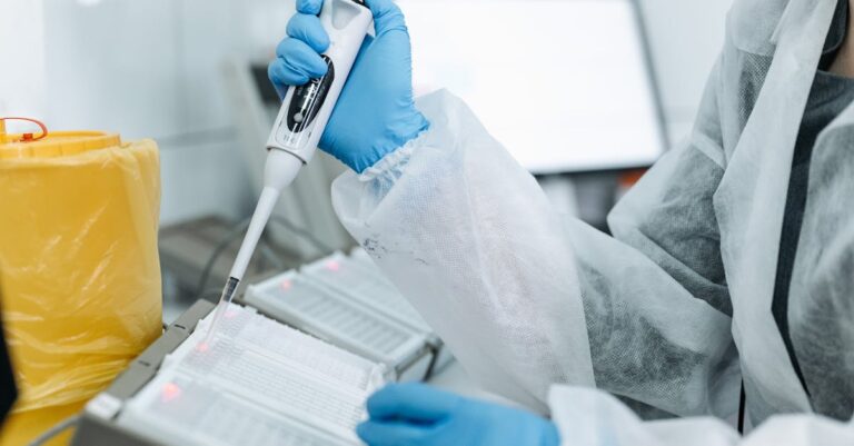Tubos de ensaio e pipeta na bancada, preparados para análises toxicológicas