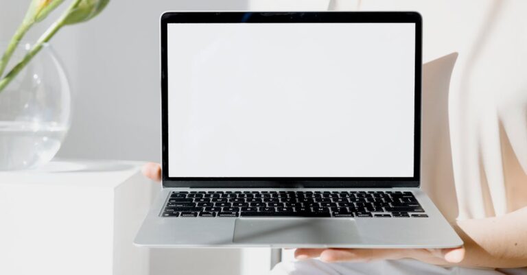 Tela de laptop com slides minimalistas e seta de apontamento, destacando design claro