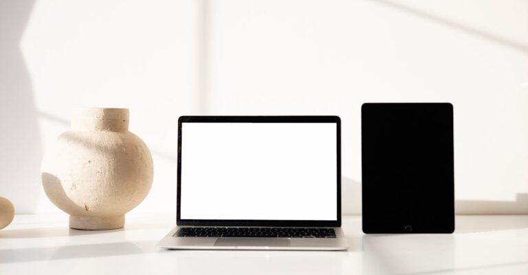 Mesa com checklist, laptop e microfone pronta para organizar defesa híbrida.