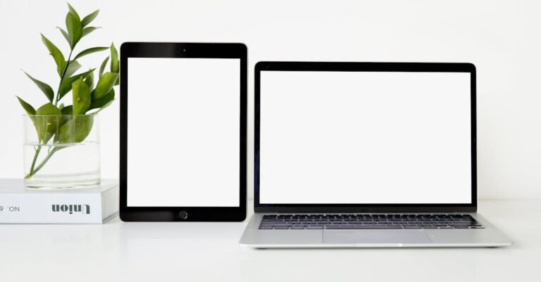 Documento de protocolo, fluxograma e laptop com código, mostrando preparação de método reproduzível