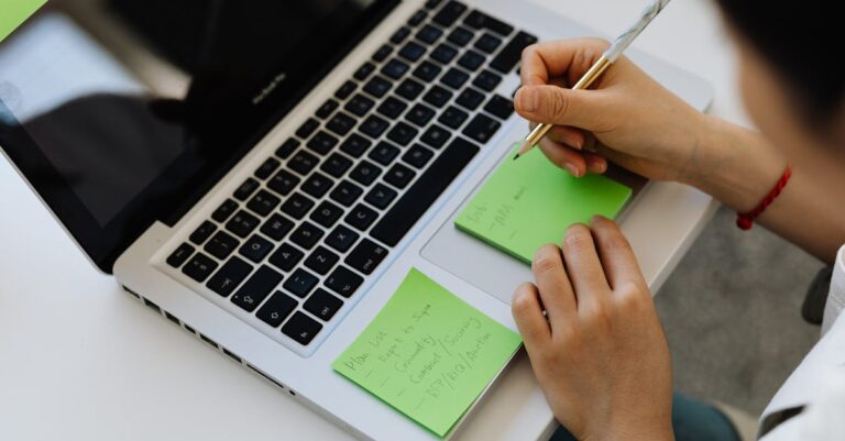 Outline numerado de capítulo com cinco seções e laptop, destacando meta por seção.