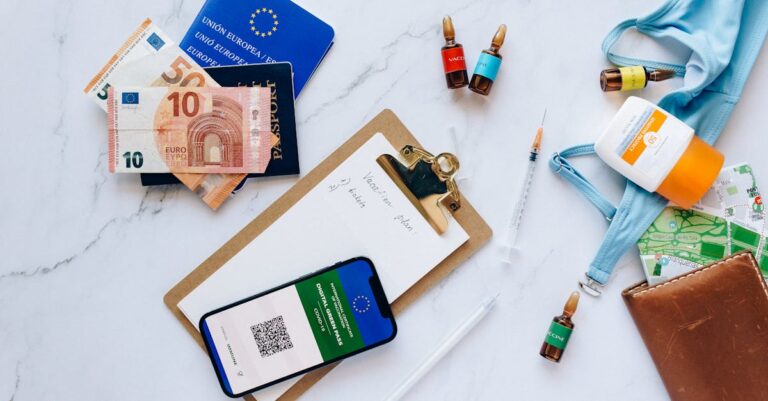 Documentos e checklist organizados em flat lay: histórico, comprovantes e identidade prontos para conferência