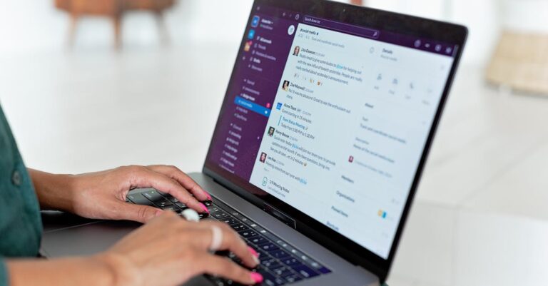 Mãos no teclado durante instalação do aplicativo de referência no laptop