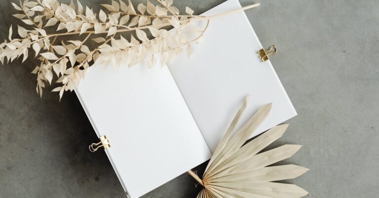 Prancheta com checklist de protocolo ao lado de caderno e instrumentos, vista superior