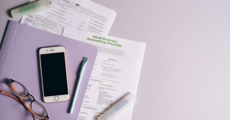 Checklist e formulários sobre mesa, vista superior, com caneta ao lado.