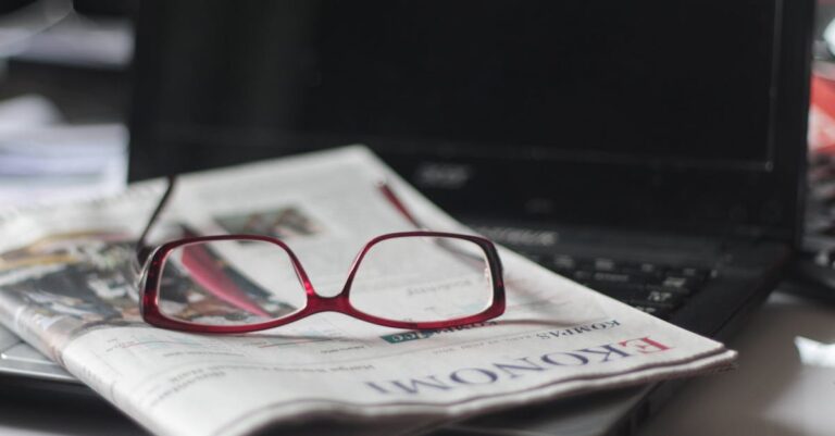 Rascunho de pré-projeto com anotações e caneta vermelha sobre mesa