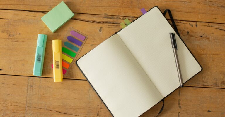 Plano de trabalho com cronograma, sticky notes e caneta sobre mesa, ilustrando metas semestrais.