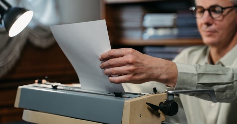 Mãos segurando páginas impressas com checklist ao lado, pronta para leitura em voz alta