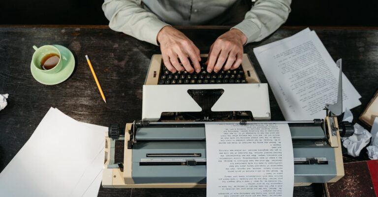 Mesa com laptop, manuscrito impresso e checklist de submissão enquanto se redige a cover letter