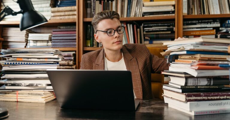 Documentos institucionais sobre ética acadêmica e óculos sobre mesa de madeira