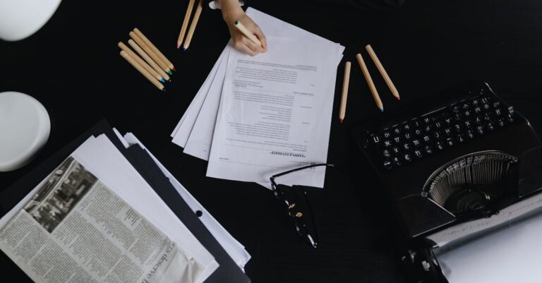 Documentos espalhados com marcações vermelhas e mãos ao redor, representando erros na inscrição