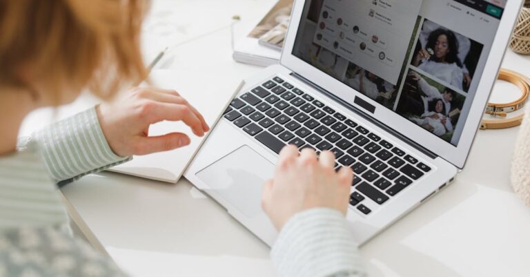 Mãos digitando ao lado de gráficos impressos e anotações, indicando redação a partir das figuras
