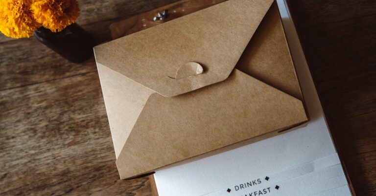 Prancheta com checklist, diplomas e histórico escolar sobre mesa, organizada para conferência dos documentos.