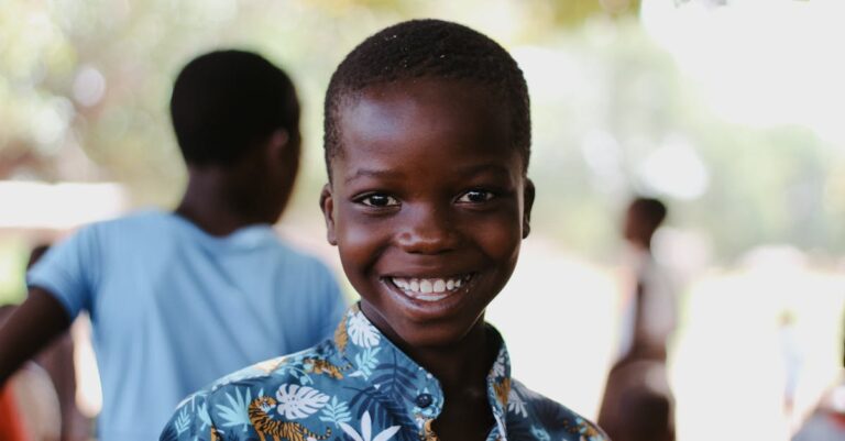 Quadro de avisos com comunicados impressos em corredor universitário
