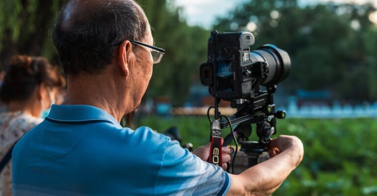 Timer Pomodoro ao lado de planner e smartphone pronto para um sprint de trabalho