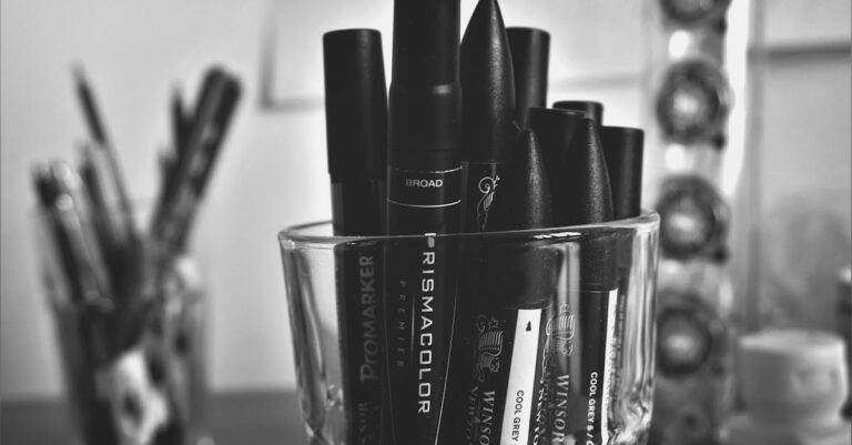 Certificado acadêmico sobre mesa com caneta, simbolizando certificação e conclusão do curso