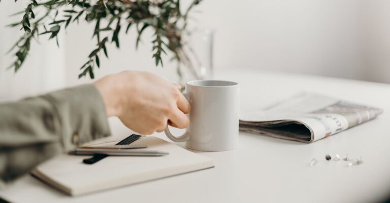 Mãos preenchendo formulário online no laptop com tela de upload de arquivos, foco no processo de envio.
